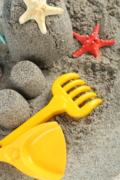 Sandcastle kumlu plaj zemin üzerine deniz yıldızı ile — Stok fotoğraf
