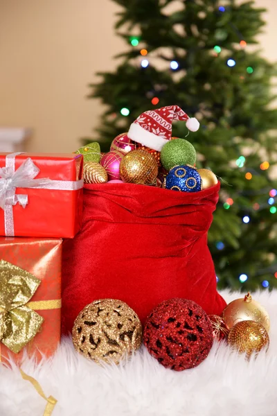 Speelgoed op kerstboom — Stockfoto