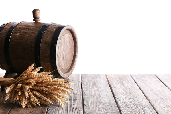 Barril viejo con trigo sobre mesa sobre fondo blanco — Foto de Stock