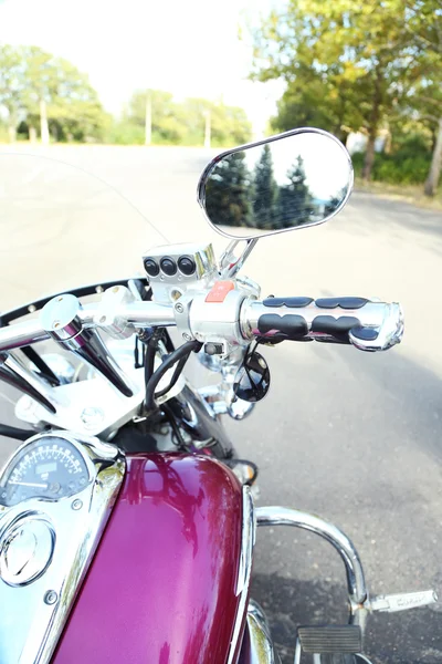 Μοτοσικλέτα λεπτομέρεια με δεξαμενή βενζίνη και το ταχύμετρο. Χρώμιο μοτοσικλέτα λεπτομέρειες close-up — Φωτογραφία Αρχείου