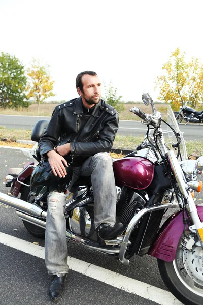 Hombre motociclista se sienta en bicicleta — Foto de Stock