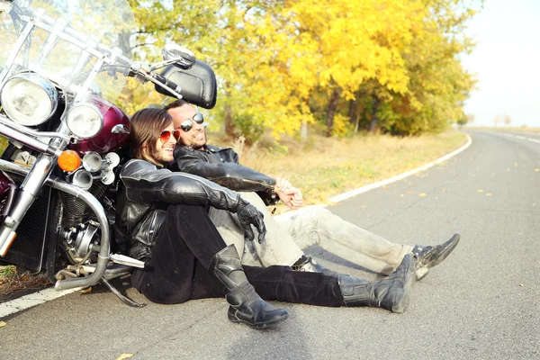 Motorkář muži sedí u kol a relaxaci — Stock fotografie