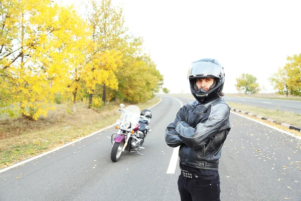 Motorkář muž a jeho kolo, venkovní — Stock fotografie