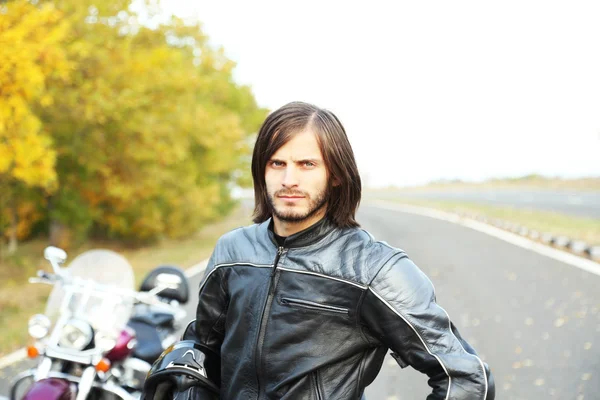 Homem motociclista e sua bicicleta, ao ar livre — Fotografia de Stock