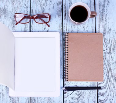 Tablet ve kahve bir fincan
