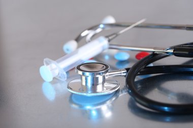 steteskop, şırınga ve hap