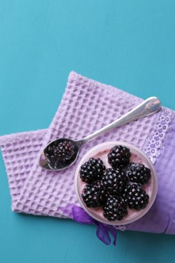 yoğurt böğürtlen ve müsli