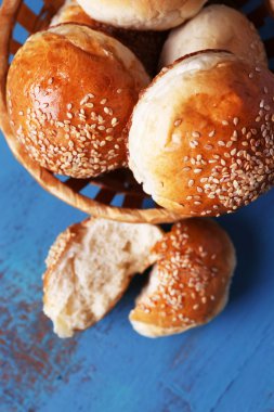 Hasır sepet içinde susam ile lezzetli çörekler