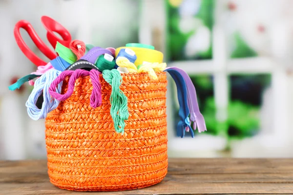 Caja naranja llena de hilos multicolores — Foto de Stock