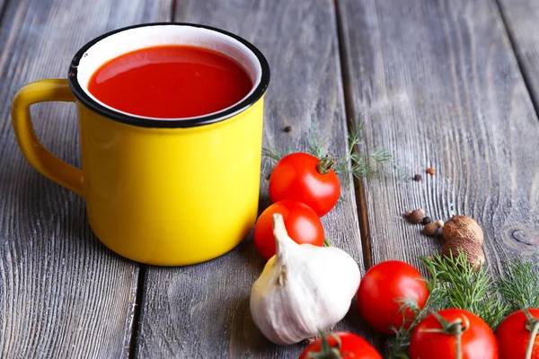 Hemgjord tomatsaft i färg mugg, kryddor och färska tomater — Stockfoto