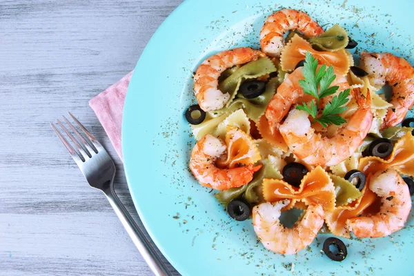 Camarão fresco com macarrão colorido, azeitonas e salsa — Fotografia de Stock