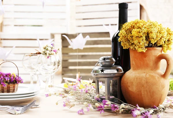 Buffettisch mit Geschirr — Stockfoto