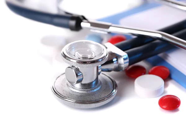 Stetoskop, piller, tablett isolerade på vitt. medicin-konceptet — Stockfoto
