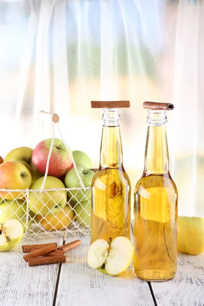 Äppelcider och färska äpplen — Stockfoto