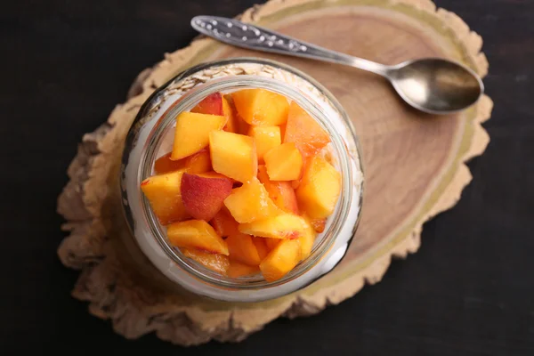 Yogurt with fresh peach and muesli — Stock Photo, Image
