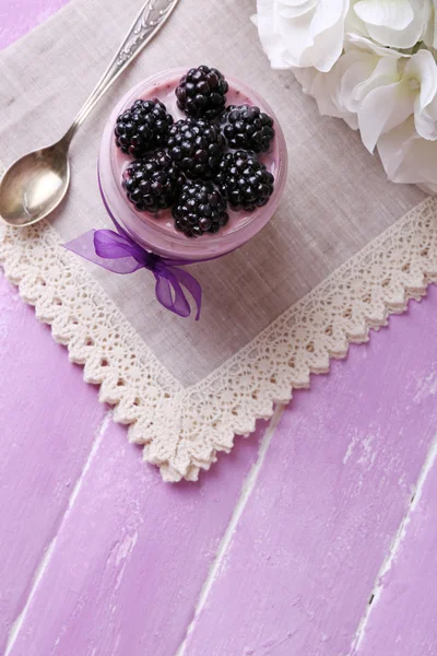 Yoghurt med björnbär och müsli — Stockfoto