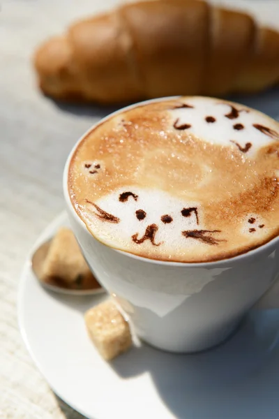 Filiżanka kawy z ładny rysunek — Zdjęcie stockowe