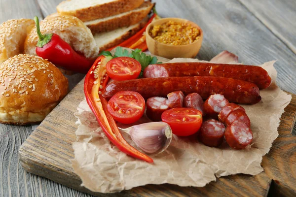 Salsichas finas e legumes defumados — Fotografia de Stock