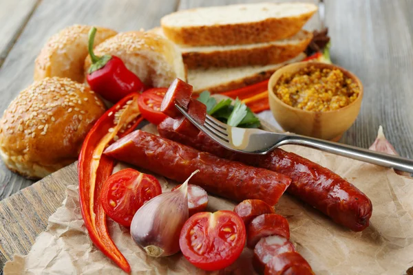 Salchichas y verduras finas ahumadas — Foto de Stock