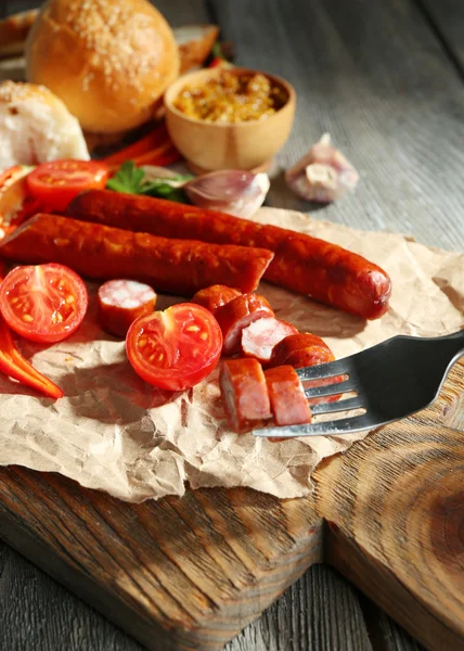Smoked thin sausages and vegetables — Stock Photo, Image