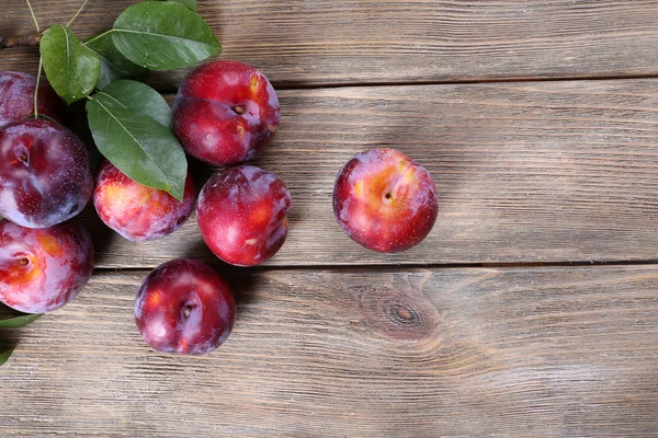 Zoete pruimen op tafel — Stockfoto