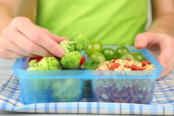 Kobieta co smaczne wegetariańskie lunch, z bliska — Zdjęcie stockowe