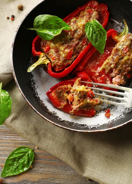 Stuffed peppers in frying pan — Stock Photo, Image