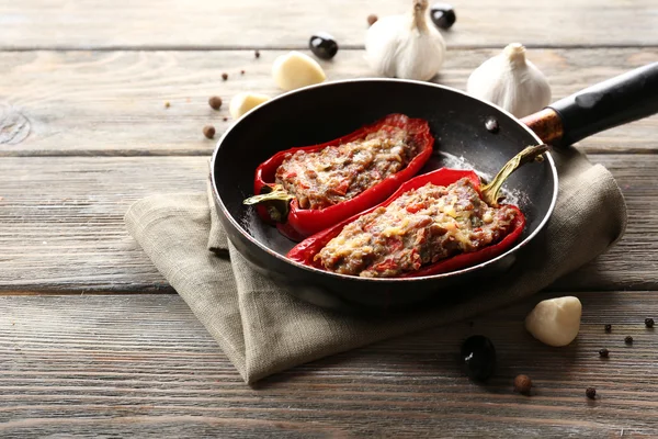 Stuffed peppers in frying pan — Stock Photo, Image