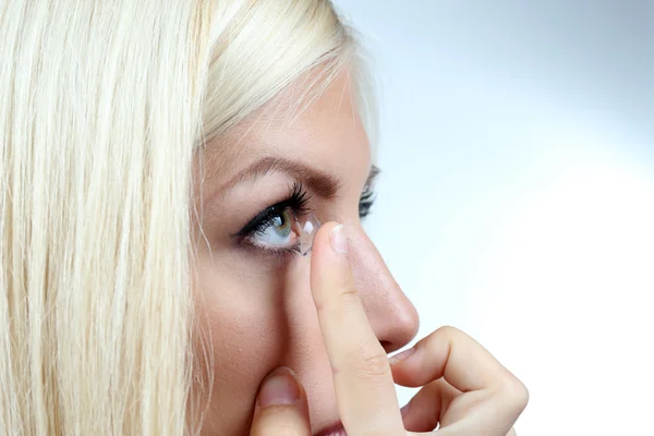 Concepto de medicina y visión: mujer joven con lentes de contacto, primer plano —  Fotos de Stock