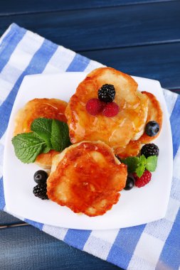 taze meyveleri ve plaka renk ahşap zemin üzerine nane yaprağı ile lezzetli gözleme