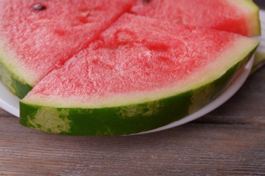 dilim karpuz plaka üzerinde