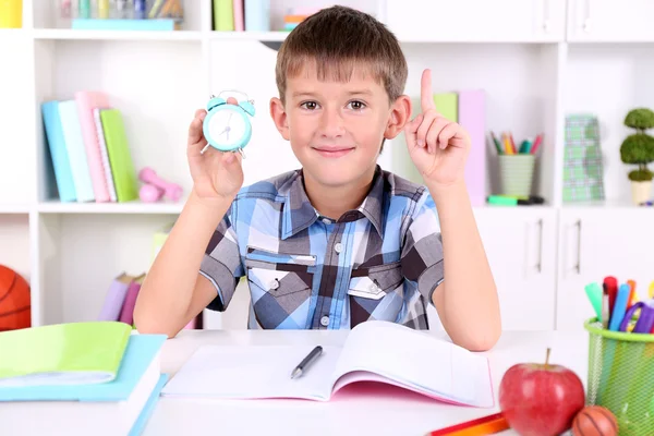 Écolier assis à table dans la salle de classe — Photo