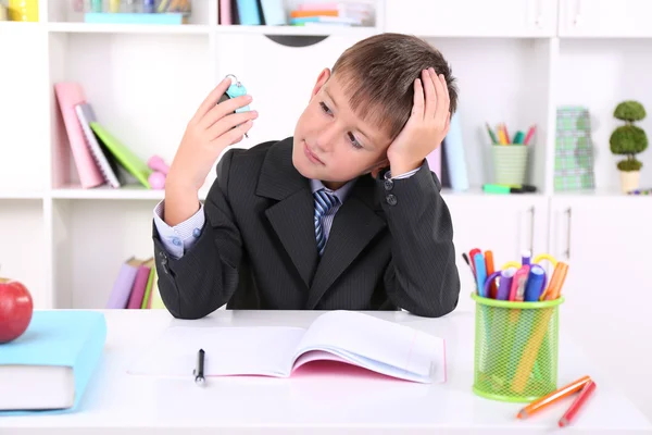 Colegial sentado en la mesa en el aula — Foto de Stock