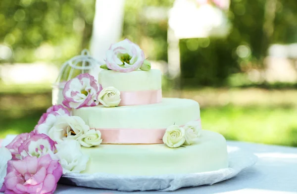 Svatební dort s květinami — Stock fotografie