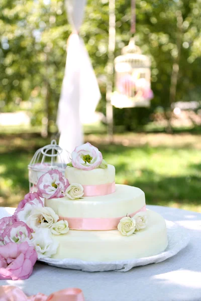 有花的结婚蛋糕 — 图库照片