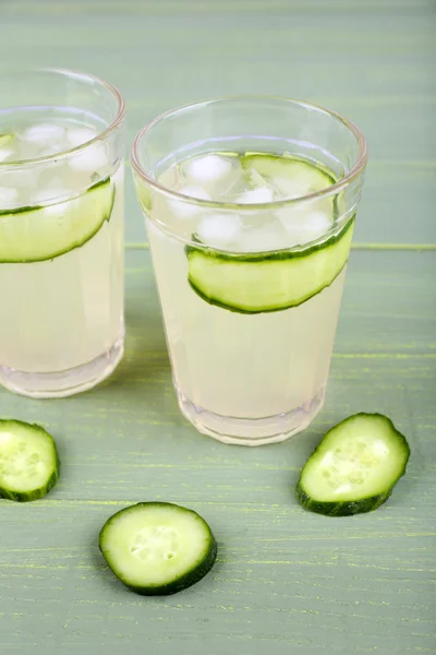 Twee glazen van komkommer cocktail op houten achtergrond — Stockfoto