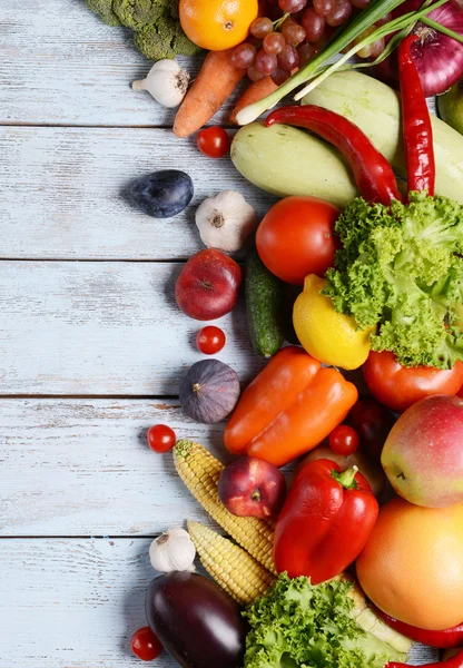 Frutta e verdura fresca biologica su fondo di legno — Foto Stock