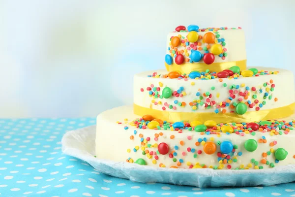 Вкусный праздничный торт — стоковое фото