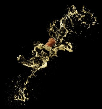 Şampanya ile mantar siyah arka plan üzerine su sıçramalarına