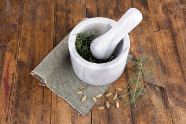 harç pounder peçete ahşap zemin üzerinde estragon in