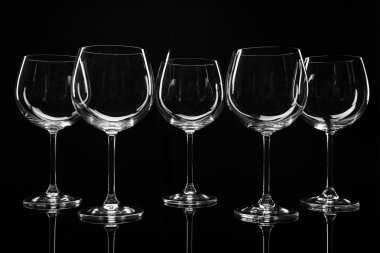 siyah üzerine izole boş şarap bardakları