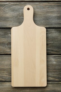 Ahşap arka planda kesme tahtası