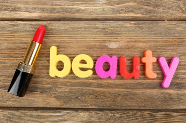 Ahşap arka plan üzerinde renkli harflerle güzellik word kurdu