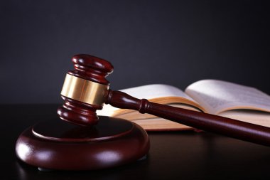 Hakimin tokmak ve koyu gri arka plan üzerine açık kitap