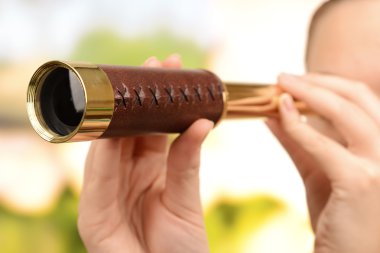 Modern spyglass elinde