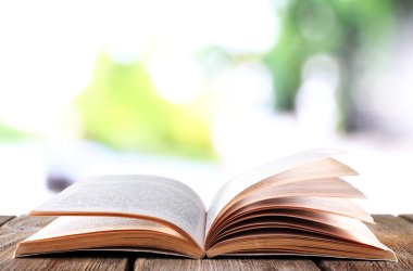 Tahta masanın üzerinde açık bir kitap