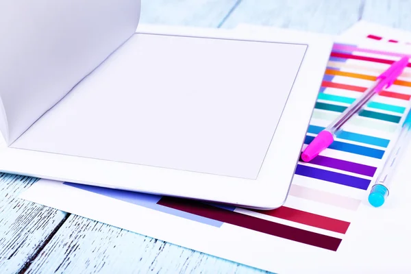 Tablet, caneta e papel sobre fundo de madeira — Fotografia de Stock