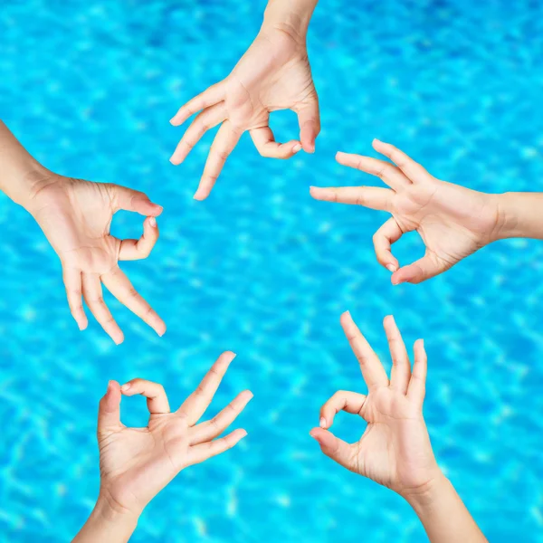 Las manos de la gente sobre el fondo de agua — Foto de Stock