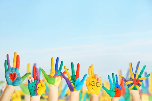 Mãos coloridas pintadas — Fotografia de Stock