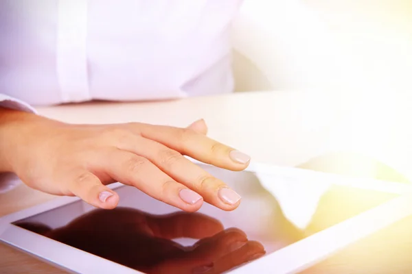 Vrouw die digitale tablet gebruikt — Stockfoto